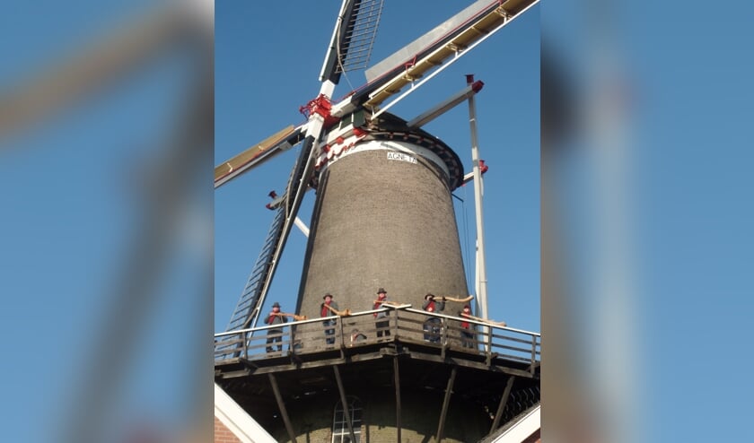 <p>De Ruurloërs Bart Arends, Rinus Tragter, Wout van der Heiden, Anton Edelijn en Senna Tragter met hun midwinterhoorns op de stelling van de Agneta molen. Foto: Jan Hendriksen</p>