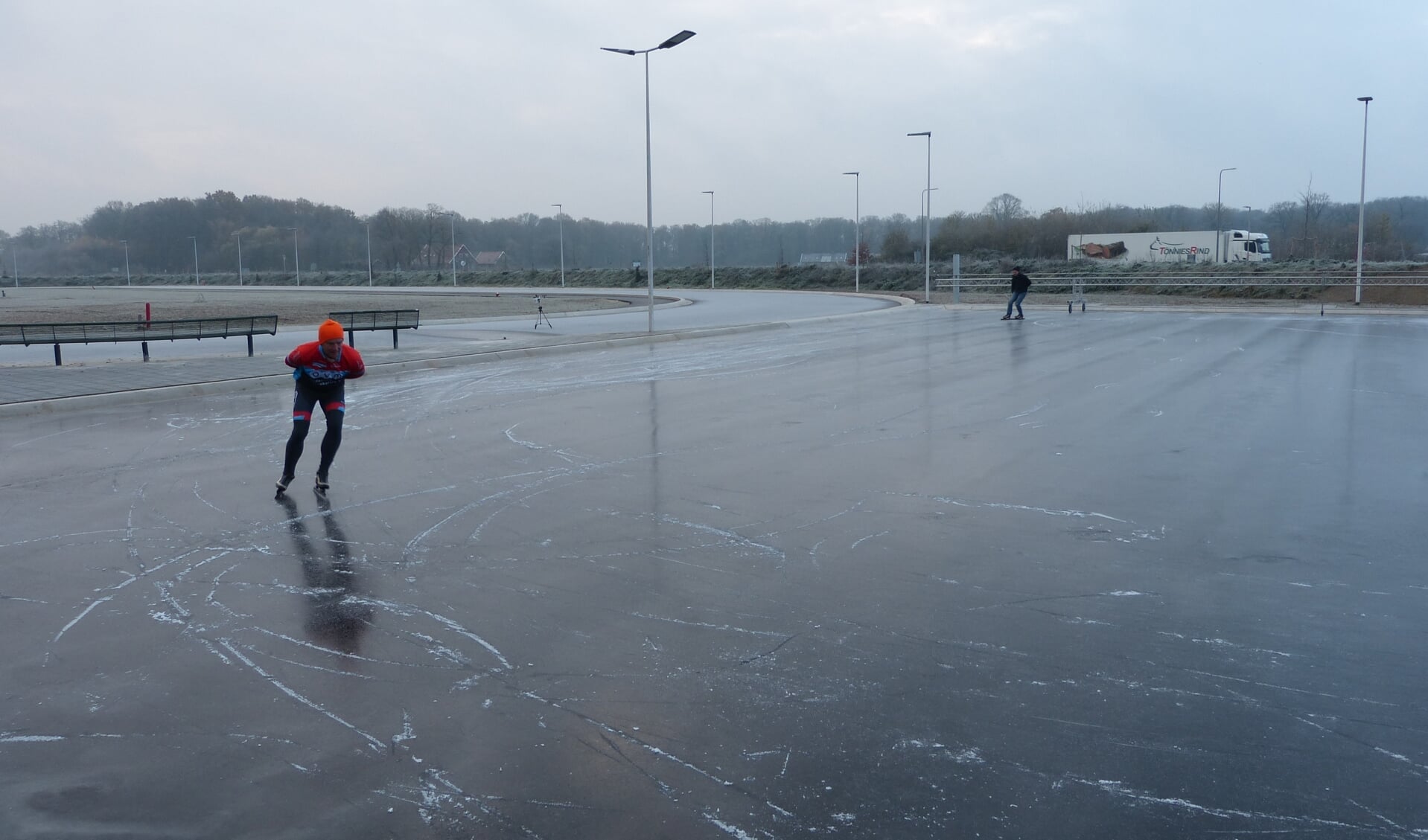 De eerste schaatsers op het krabbelbaantje van de Winterswijkse IJsvereniging. Foto: Bernhard Harfsterkamp