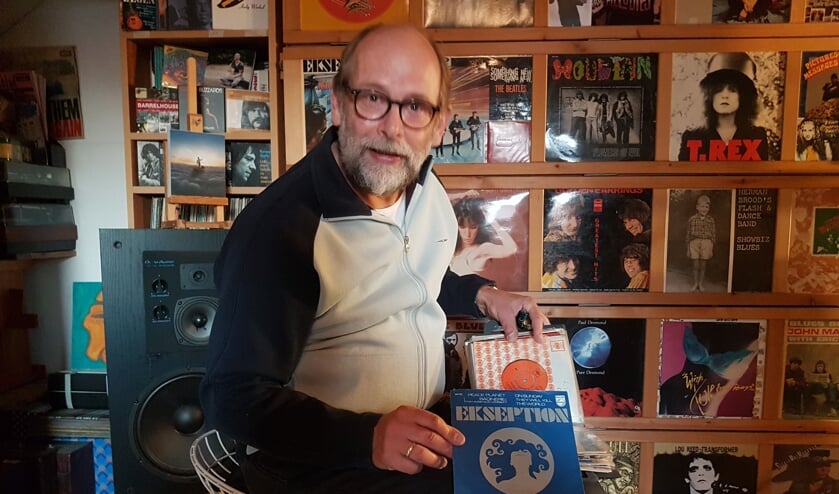 <p>Henk Rijks op zijn muziekzolder met zijn keuzenummer. Foto: Mark Ebbers</p>