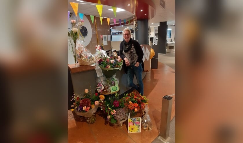 Hanny van Gurp-Niesink ontving bij haar afscheid afscheidswoorden, bloemen en cadeaus. Foto: HCI