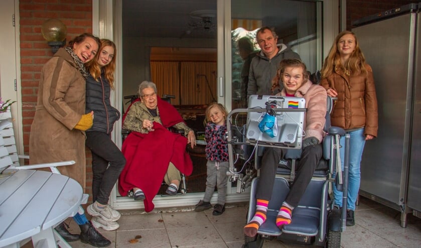 <p>De familie Blom viert vanaf het terras buiten de verjaardag van moeder en oma Nel Elshof, die geniet tussen de schuifdeur van Huize Sonnevanck. Foto: Liesbeth Spaansen</p>