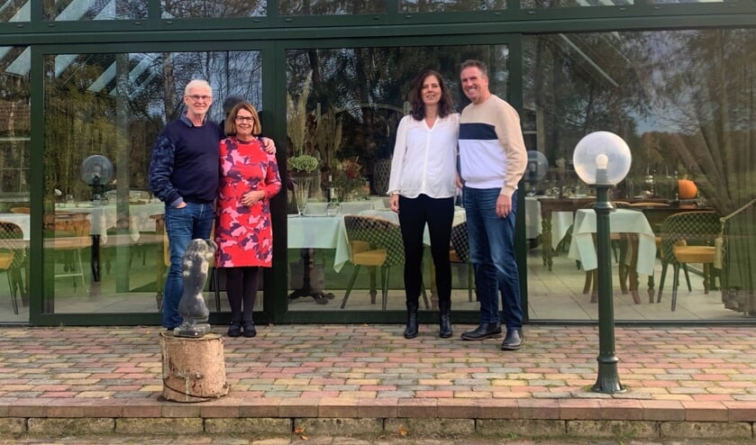 <p>Jos en Ria Weel (links) met de nieuwe eigenaren Harald Brouwer en Sandra Hania. Foto: PR</p>