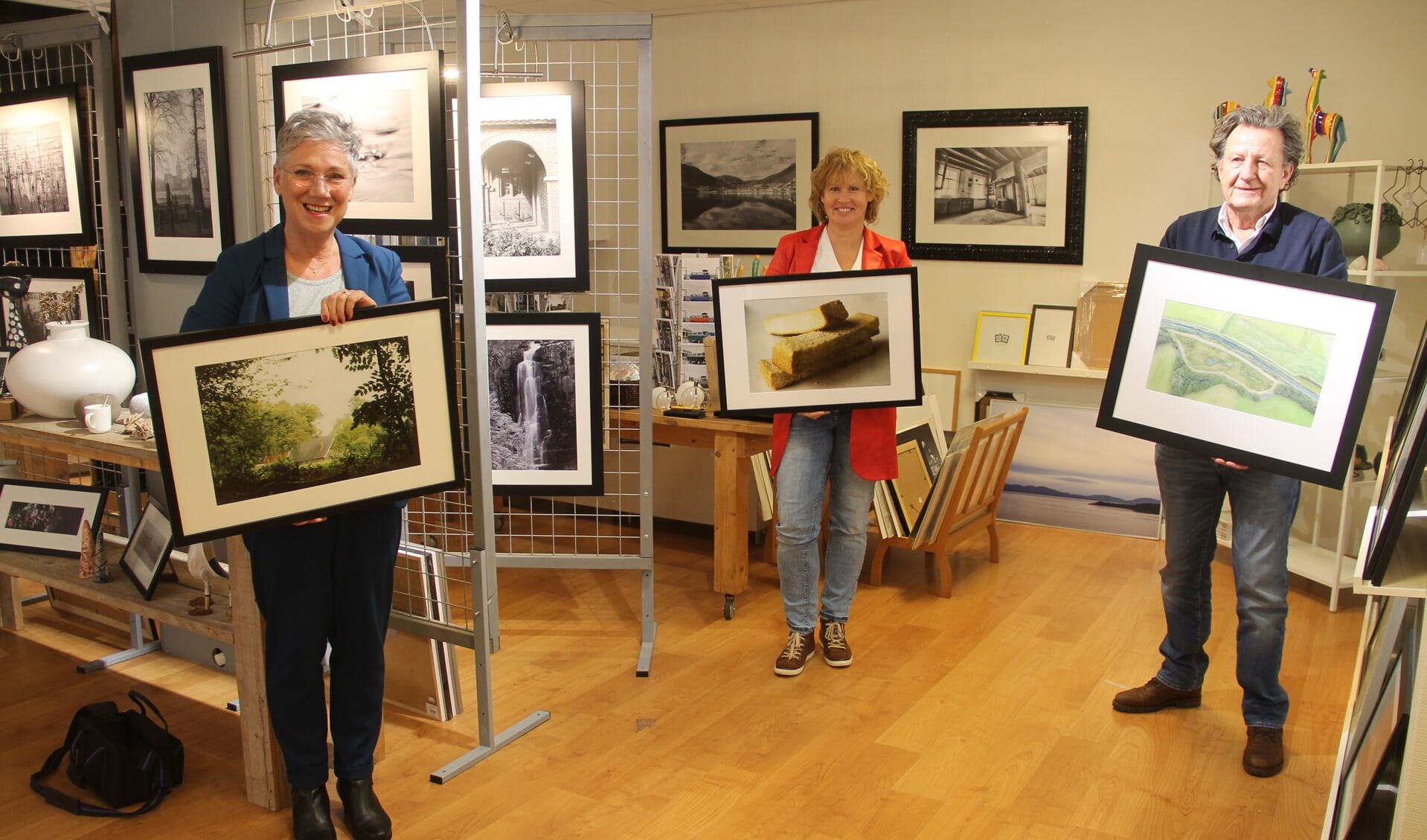 De winnaars van de fotowedstrijd, Van links naar rechts: Ria Groot Zevert, Hedwig Grevers en Jan van der Linden. Foto: Lineke Voltman)