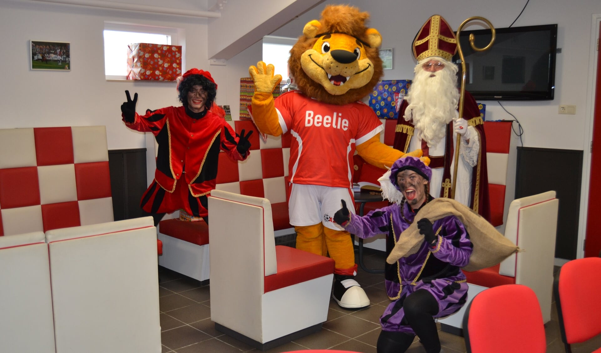 Sinterklaas met de twee pieten en Beelie. Foto: Karin Stronks