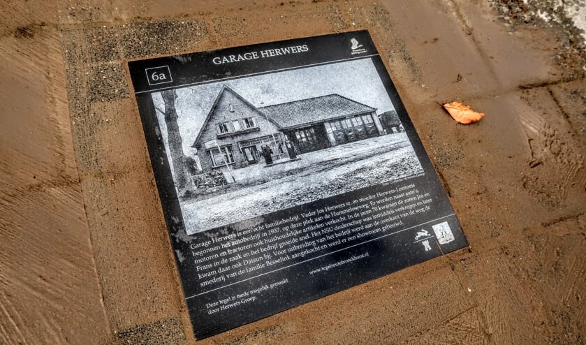 In Hengelo kwamen donderdagmiddag vijf historische tegels te liggen. Er liggen nu in totaal zeventien van dit soort tegels in het dorp, die samen een wandelroute vormen. Foto: Luuk Stam
