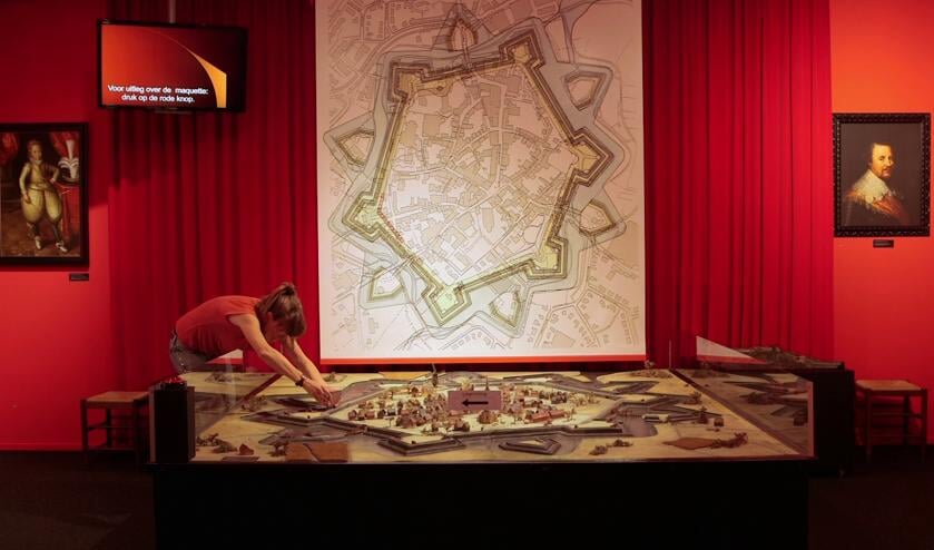 <p>Marike Jager actief tijdens haar bezoek aan het Stadsmuseum. Foto: Erfgoedfestival</p>