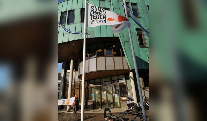 <p>Zutphen kleurt vanaf 25 november oranje door het verlichten van de fontein aan de Overwelving. Ook hangt er een speciale vlag bij het stadhuis en staat er met speciale krijtverf ‘Meld Geweld’ op stoepen. Foto: PR</p>