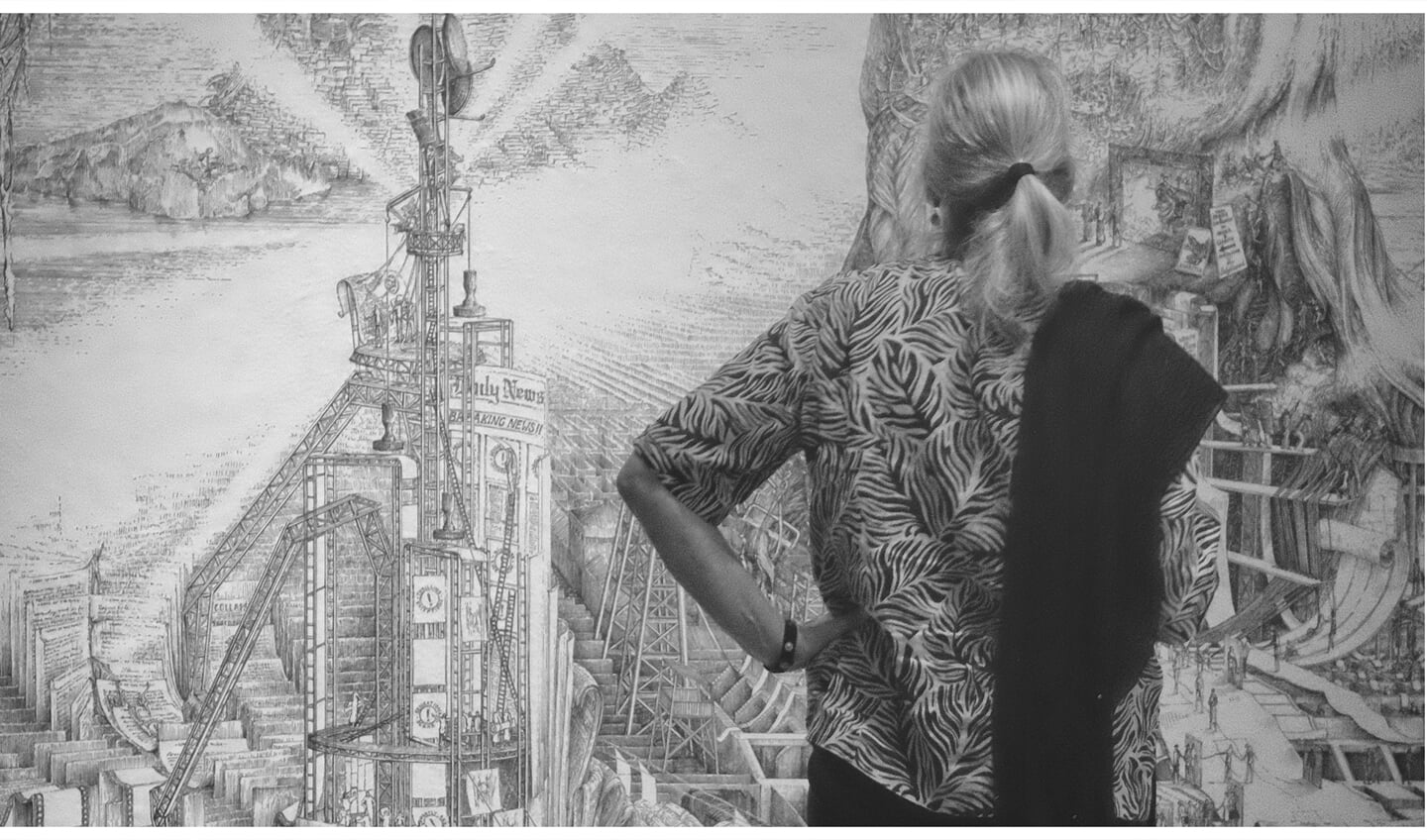 Een bezoeker bekijkt het werk van Kingma in het Rijksmuseum Twenthe. Foto: Cyril Wermers