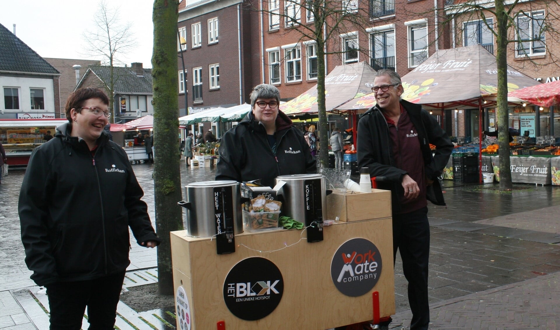Van links naar rechts: Femke Reukers, Melanie Zweverink, Johan Funke met hun koffiekar over de markt. Foto: Dinès Quist