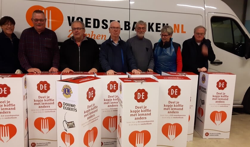 De medewerkers van de voedselbank met de opvallende inzamelzuilen. Foto: PR