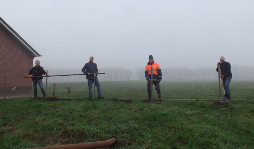 <p>De bestuursleden Evert Wezinkhof, Henk Stegeman, Gert van der Mast en Albert Kamperman (v.l.n.r.) waren zaterdag bij de Ruurlose ijsbaan druk bezig om het ‘raamwerk’ voor de sponsorspandoeken gereed te maken. Foto: Jan Hendriksen </p>
