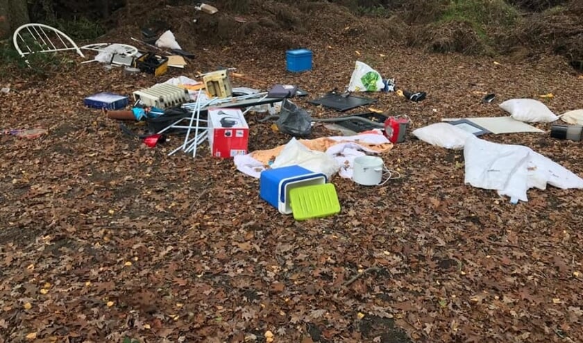 Afval gedumpt bij de groene grensovergang. Foto: Facebook Willem Saris