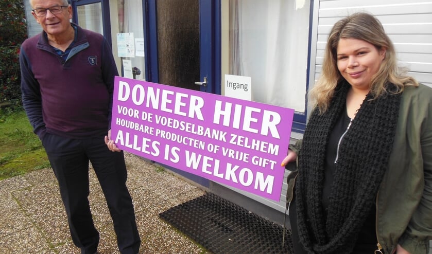 <p>Kim Peppelman en Peter Bob Peerenboom voor het pand aan de Dr. Grashuisstraat 15 waarin voedselloket Zelhem is gevestigd. “Deze voorziening blijft helaas nog nodig.” Foto: Eric Klop</p>