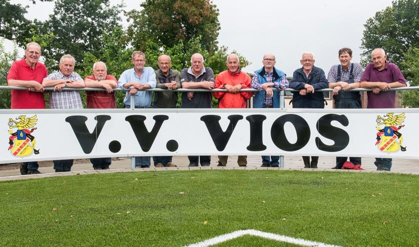 <p>Een deel van vrijwilligersgroep 'De Ondergrondse' Vios B, met vijfde van rechts Bennie te Veluwe. Foto: Vios B</p>