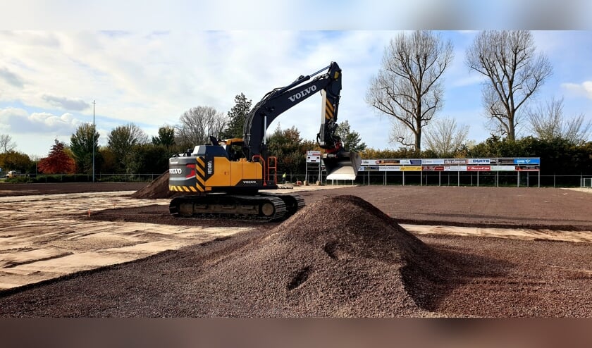 <p>Werkzaamheden bij KVZ voor de vernieuwing en herinrichting van de velden. Foto: PR</p>