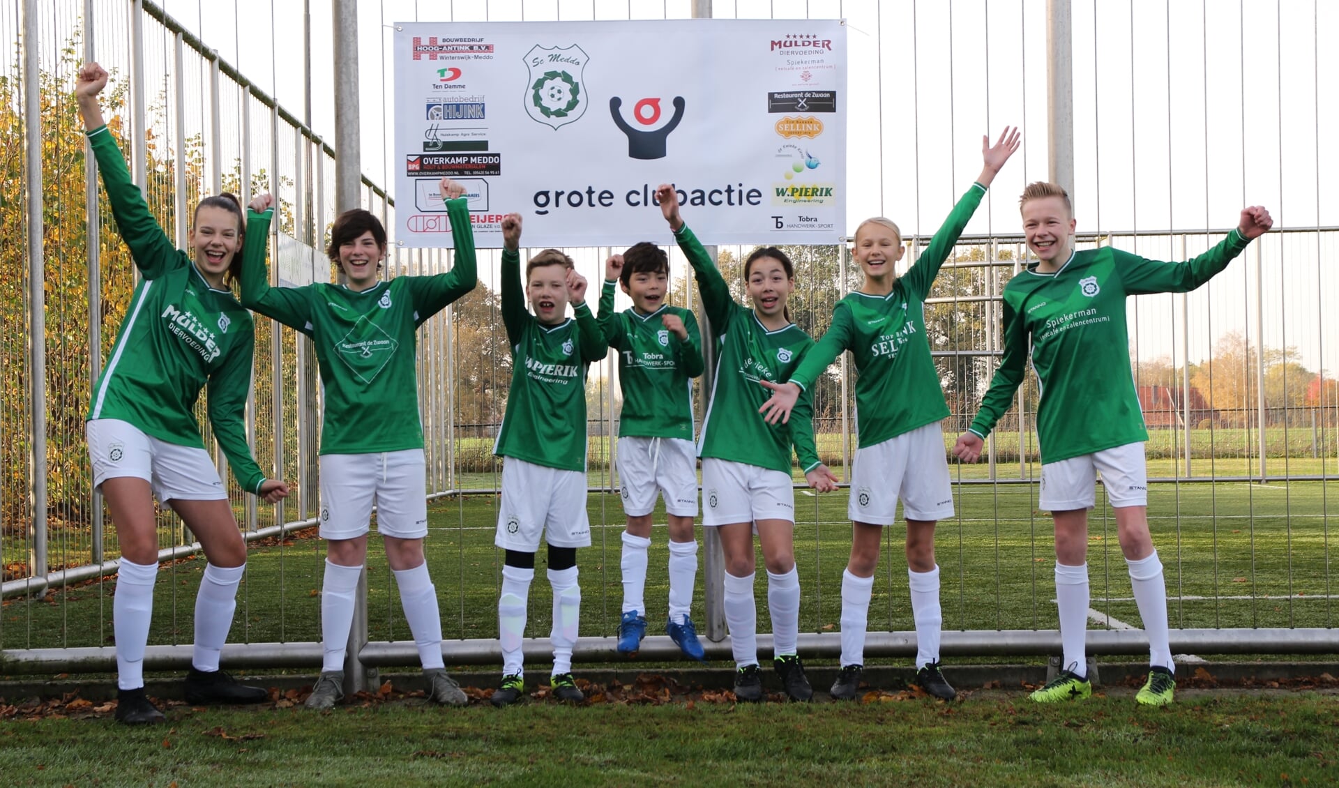 Een aantal jeugdleden van Sc. Meddo bij de aftrap van de Grote Clubactie. Foto: PR