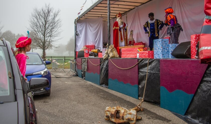 <p>Sint sprak in Drempt de kinderen toe vanaf zijn ‘boot’. Foto: Achterhoekfoto.nl/Liesbeth Spaansen</p>