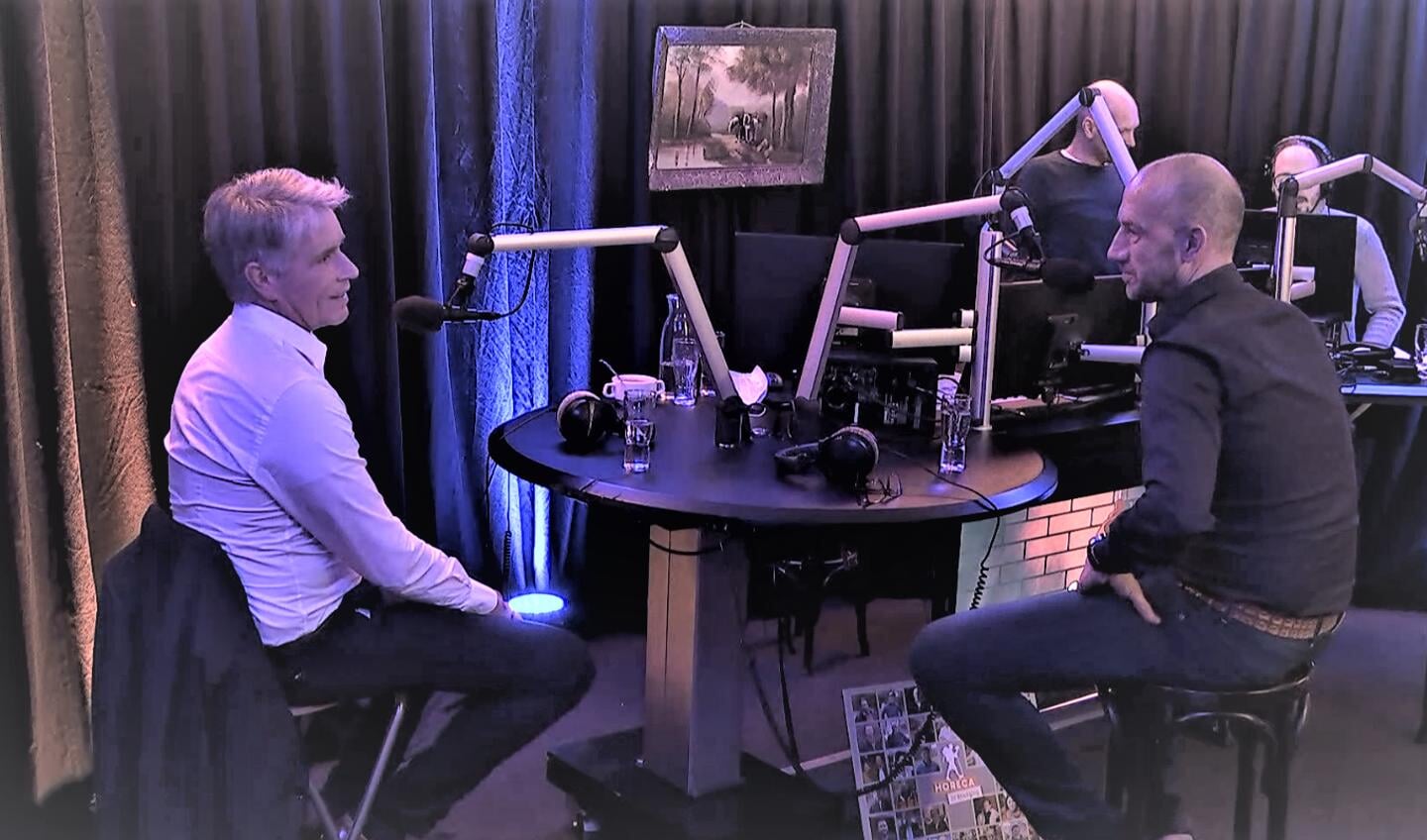 Koen Knuffing (VNO-NCW) en horecaondernemer Bert van Zijtveld waren twee van de vele gasten tijdens de Achterhoekse Ondernemersdag. Het programma werd vrijdag live uitgezonden vanuit de tot radiostudio omgebouwde Feestfabriek in Hengelo. Screenshot van de uitzending op www.geluksregio.nl.
