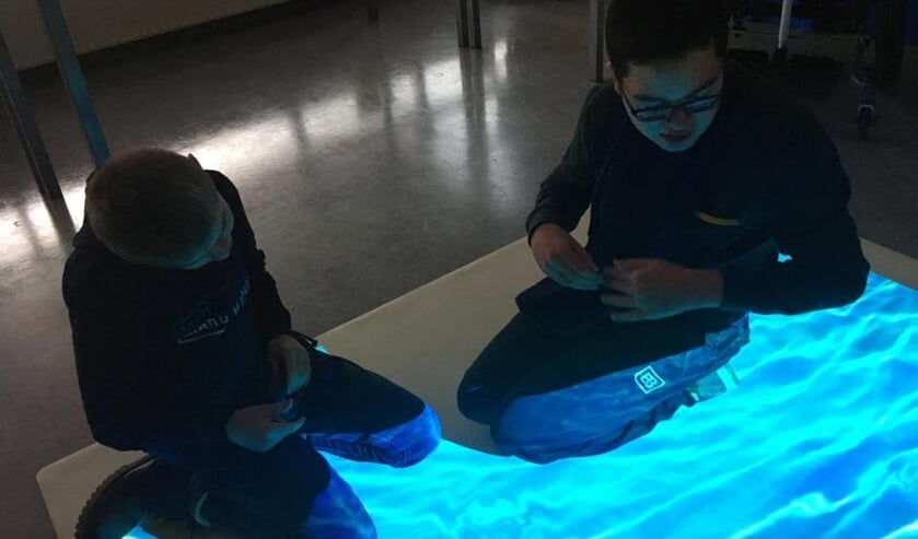 Leerlingen maken kennis met de vloerprojector. Foto: PR