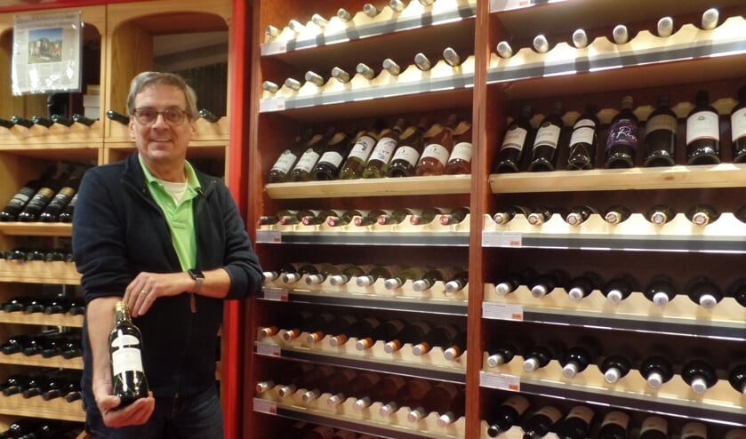 <p>Cor Halmingh van Everwennink bij het assortiment heerlijke betaalbare wijnen die sinds kort bij Everwennink te koop zijn. Foto Jan Hendriksen</p>