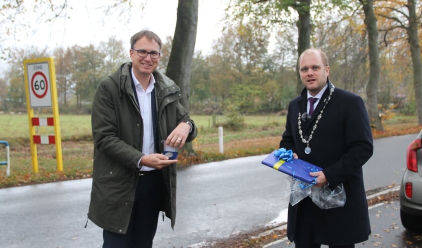 <p>Christoph Holtwisch (l) ontvangt uit handen van burgemeester Bengevoord de erepenning (foto Lineke Voltman) </p>