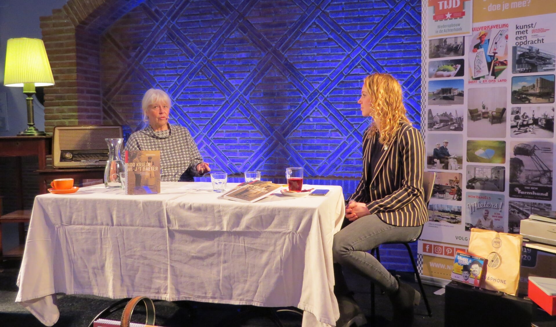 Schrijfster Annegreet van Bergen (links) in gesprek met projectleider Joanne te Winkel van het Gelders Genootschap. Foto: Josée Gruwel