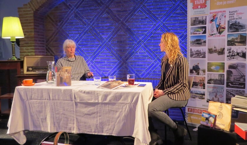 <p>Schrijfster Annegreet van Bergen (links) in gesprek met projectleider Joanne te Winkel van het Gelders Genootschap. Foto: Josée Gruwel</p>