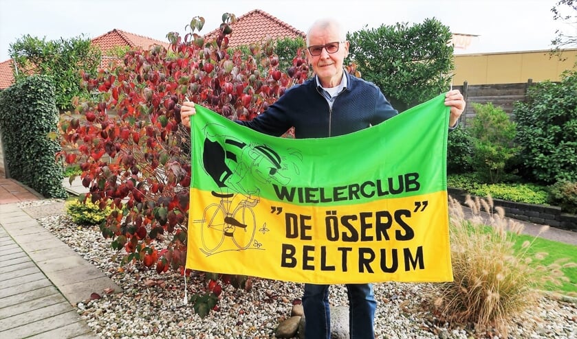 <p>Voorzitter Paul Ribbers van ‘De Ösers’ met de kleurrijke clubvlag. Foto: Theo Huijskes</p>