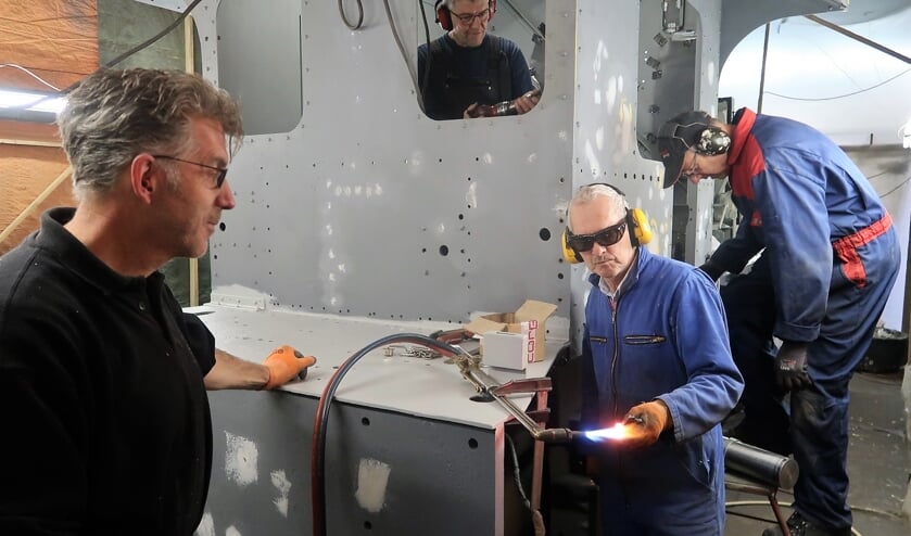 Vrijwilligers onder leiding van Ronald Wopereis (links) zijn aan het werk in de ‘Grolse Sik’. Foto: Theo Huijskes