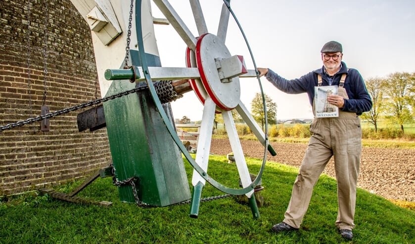 <p>Gediplomeerd molenaar Bertran Stomp bij de Bronkhorster Molen. Foto: Liesbeth Spaansen</p>