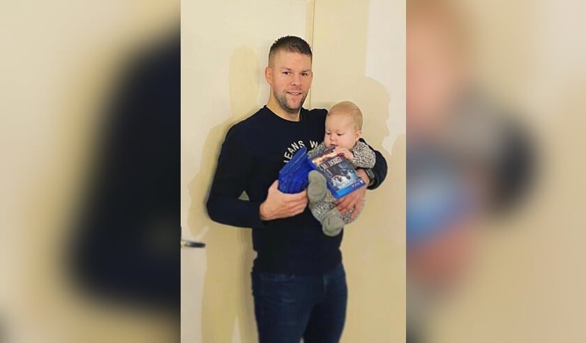 Jacky Mellendijk met de kleine Loena die ook al in de spelletjes geïnteresseerd is.