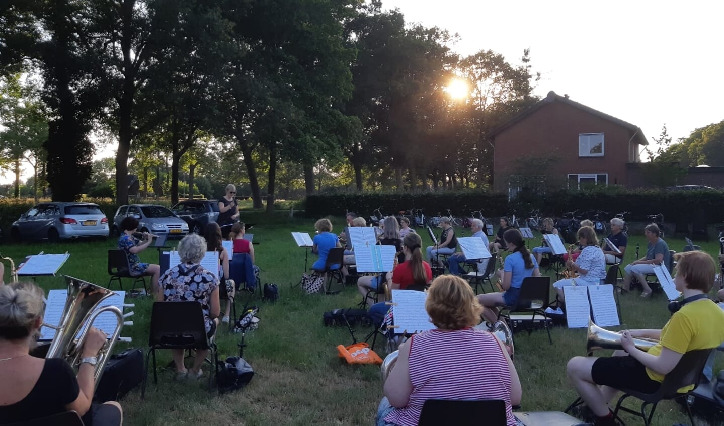 Afgelopen zomer repeteerden de muzikanten buiten zodat er meer dan dertig personen mee konden doen. Foto: PR 