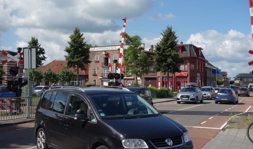 Het gebeurt nog veel te vaak dat auto's linksaf slaan. Foto: Clemens Bielen