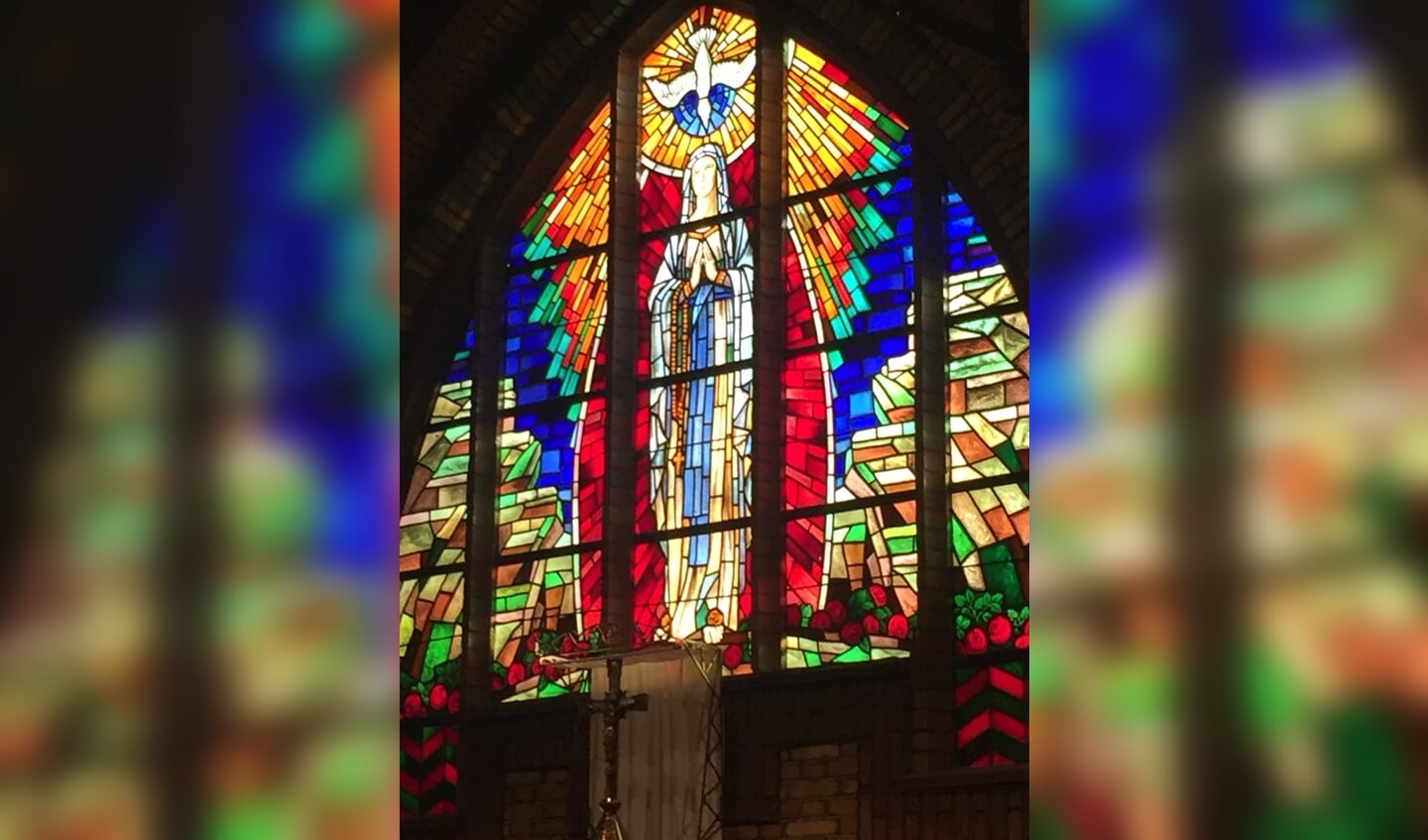 Glas-in-lood detail uit de Onze Lieve Vrouwe van Lourdeskerk. Foto: eigen foto