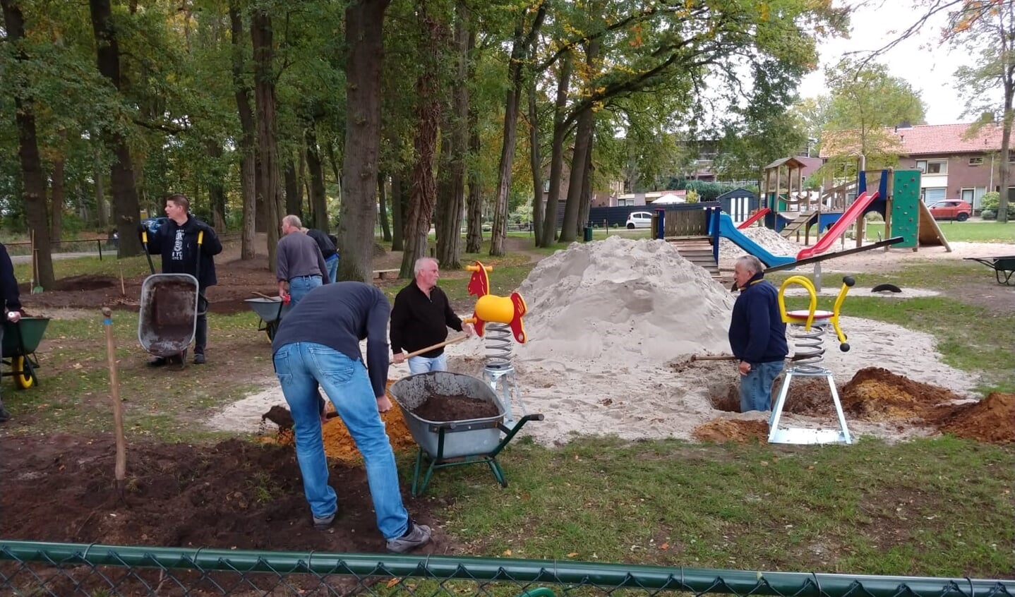 Bij de renovatie van de speeltuin aan het Acaciaplein kwam ook aardig wat grondwerk kijken. Foto: PR