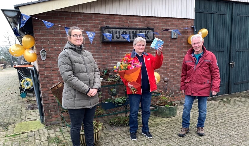<p>Een dankjewel aan Willy Niesink door penningmeester Anita Groot Roessink (links) en voorzitter Freek Eggink (rechts). Foto: Peter Vorderman</p>