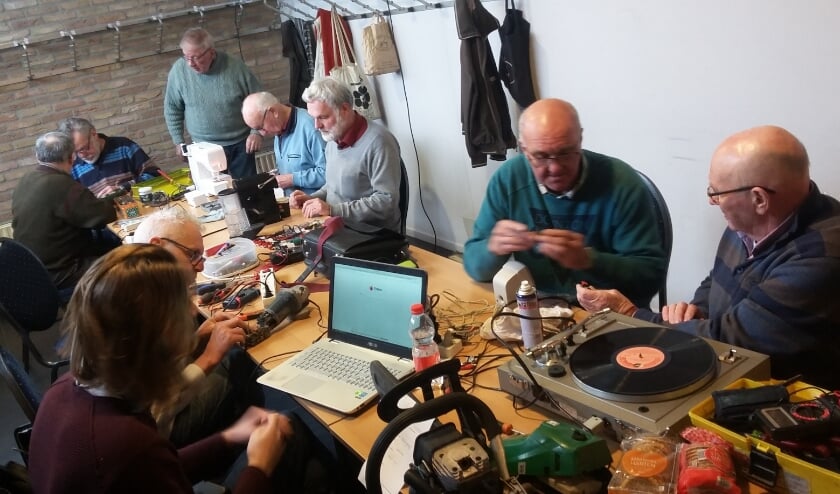 <p>Repair café Aalten, hier op foto vastgelegd vóór de corona-uitbraak. Foto: eigen foto</p>