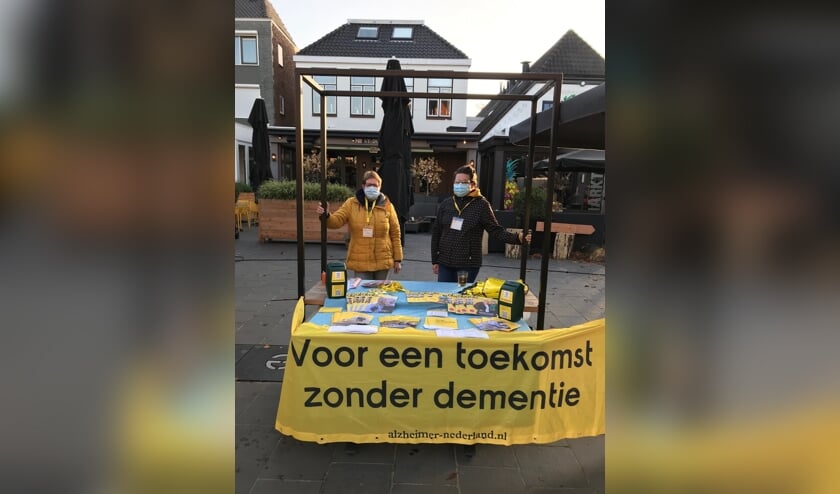 <p>Odiel en Carmen op de Markt in Lichtenvoorde. Foto: eigen foto</p>