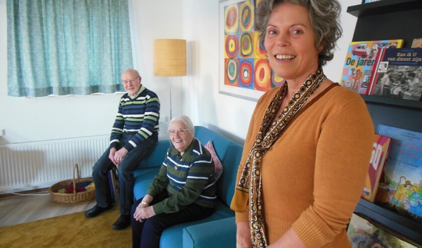 (Van voor naar achter): coördinator Rosalie Derksen, Hanneke Hoentjen en Henk Bos in de nieuwe ontmoetingsruimte van het Odensehuis, waar naast mensen met dementie, hun mantelzorgers en vrijwilligers ook buurtbewoners en andere belangstellenden welkom zijn. Foto: Eric Klop