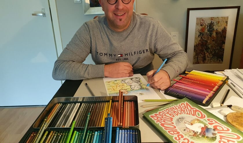 <p>Sander Esselink druk bezig met de tekening. Foto: Henri Walterbos</p>