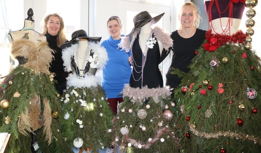 <p>V.l.n.r. Hugolien Nobel,Tamara Teiwes en Julia Wesselink bij hun creaties. Foto: Arjen Dieperink</p>