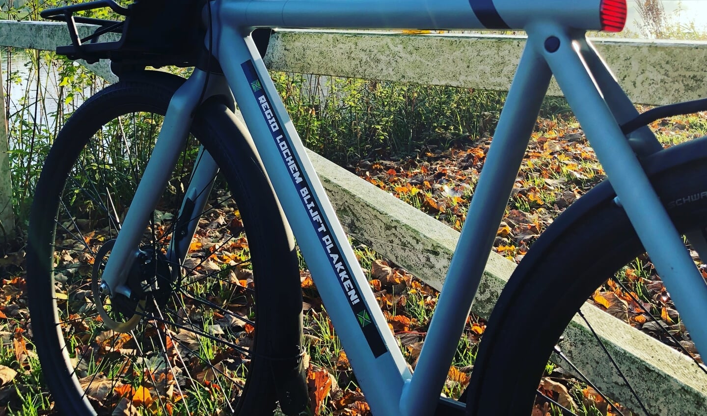 Deze fiets draagt al een sticker 'Regio Lochem blijft plakken'. Foto: PR