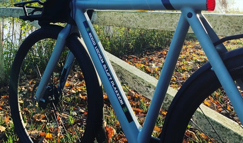 <p>Deze fiets draagt al een sticker 'Regio Lochem blijft plakken'. Foto: PR</p>