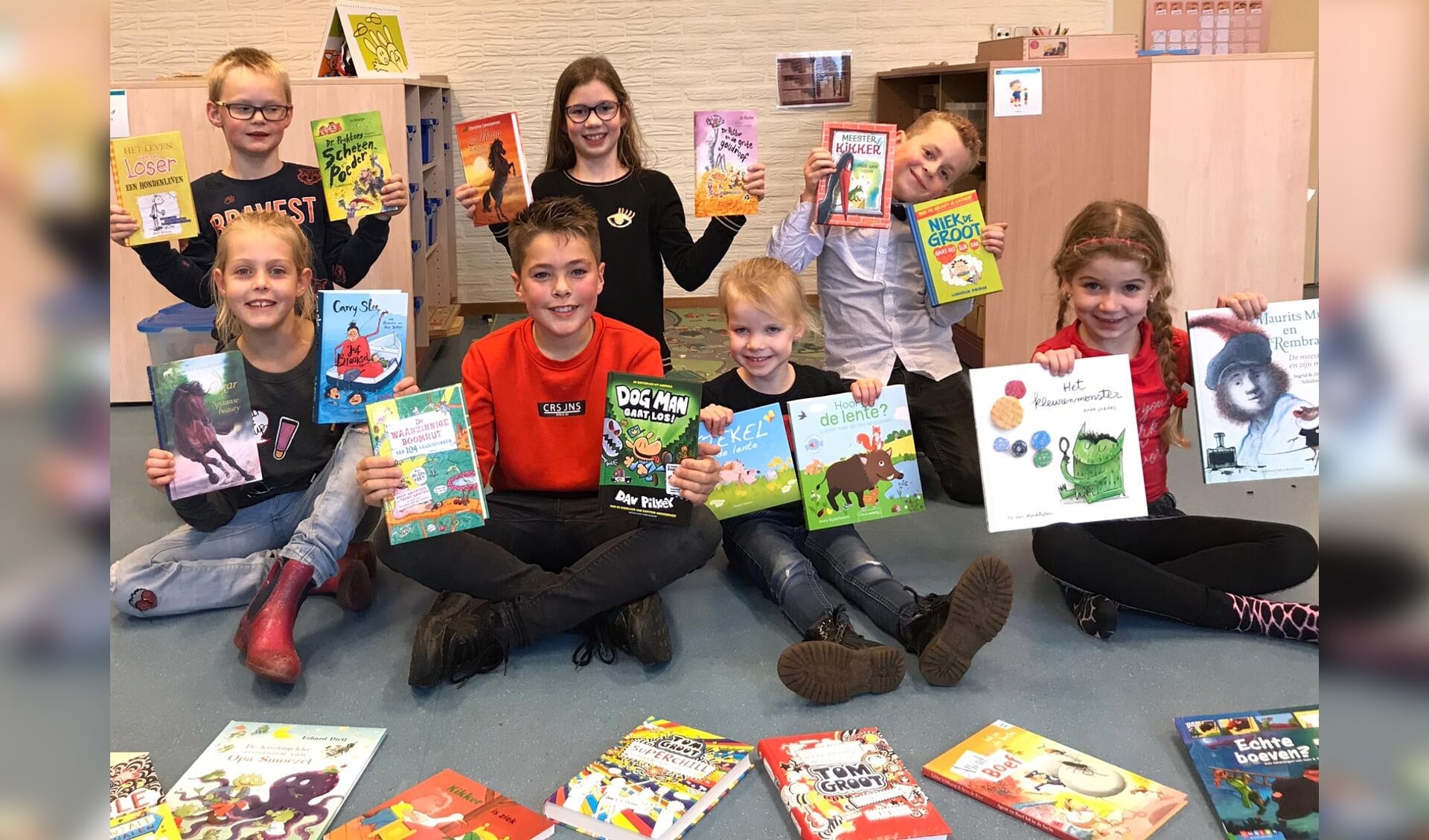 De kinderen van 't Möllenveld zijn blij met alle nieuwe boeken. Foto: PR