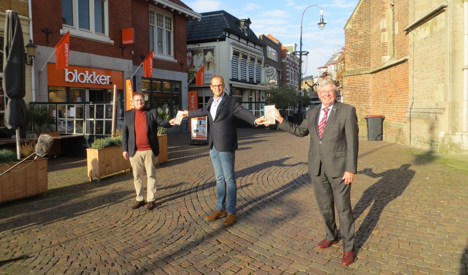 Schrijver Luuk Keunen overhandigde deel 1 van de erfgoedreeks aan de wethouder en de voorzitter van Monumentenbelangen. Foto: Bernhard Harfsterkamp