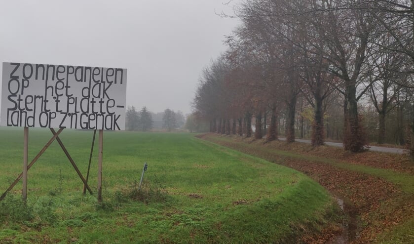 <p>Niet iedereen is evenblij met de zonneparken, getuige dit bord bij de Boksveenweg. Foto: Rob Stevens</p>