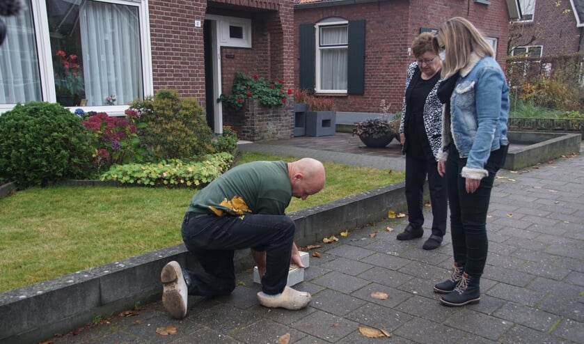 <p>Wim Jansen bepaalt de plek voor de eerste vijf stenen op aanwijzing van Iris Jansen van de stichting Stolpersteine Dinxperlo. Foto's: Frank Vinkenvleugel</p>