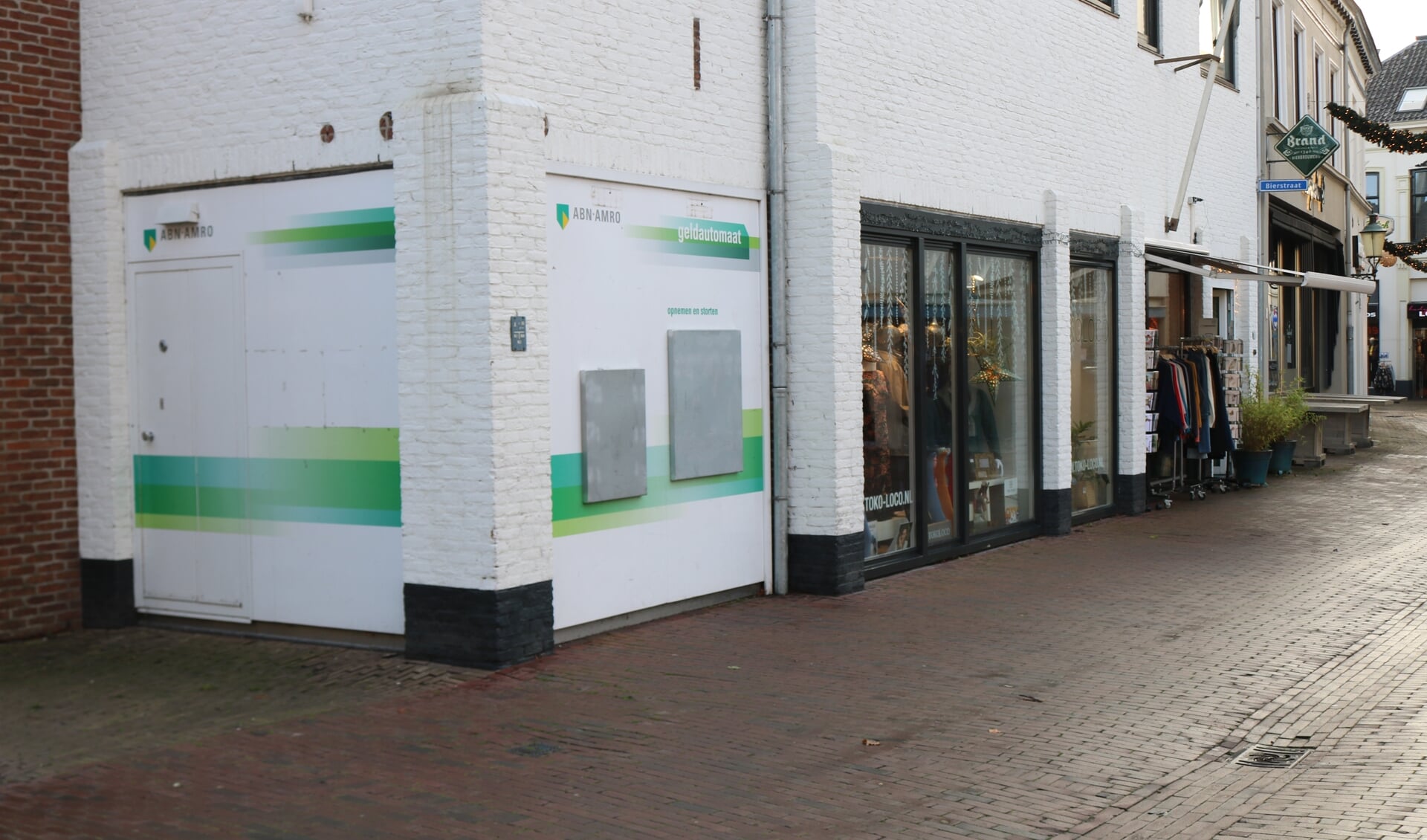 Na jaren dienst te hebben gedaan is de ABN AMRO geldautomaat op de hoek van de Bierstraat verwijderd. Foto: Arjen Dieperink