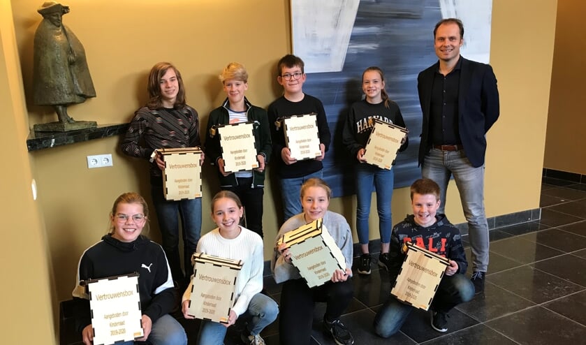 <p>Wethouder Hans te Lindert met vertrekkende kinderraadsleden. Zoë kon niet naar de bijeenkomst komen, maar kreeg haar oorkonde thuisbezorgd. Foto: PR</p>