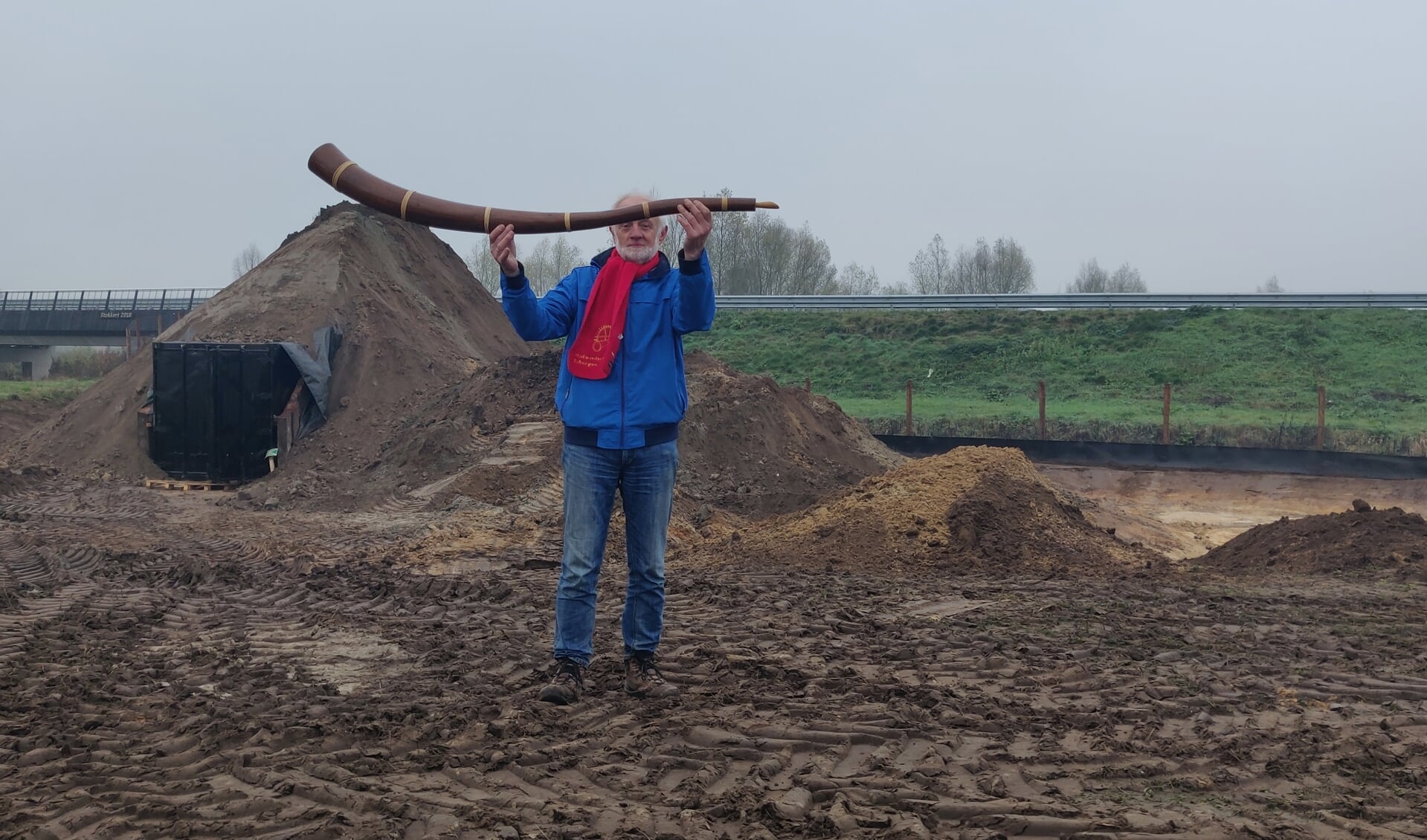 Gerrit Keuper laat zien hoe de immens grote midwinterhoorn straks komt te liggen. Foto: Rob Stevens